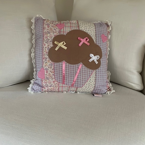 LOVE & CUPCAKES Cupcake Pillow - Picture 7 of 12
